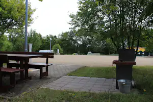 Campingplatz Scheinfeld - Grillstelle und Picknickbank auf dem Campingplatz