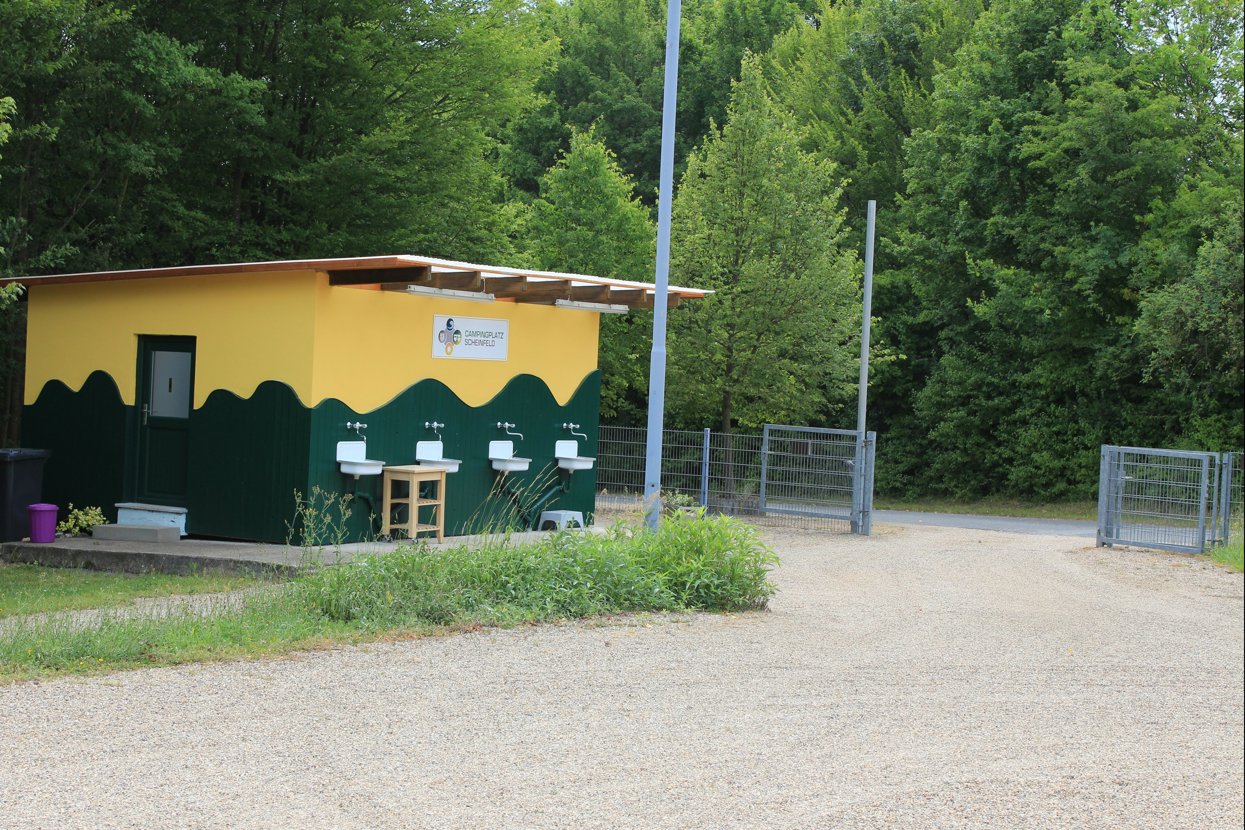 Campingplatz Scheinfeld - Sanitärgebäude mit Außenspülbecken auf dem Campingplatz