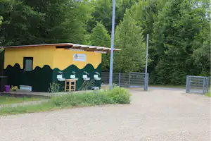 Campingplatz Scheinfeld - Sanitärgebäude mit Außenspülbecken auf dem Campingplatz