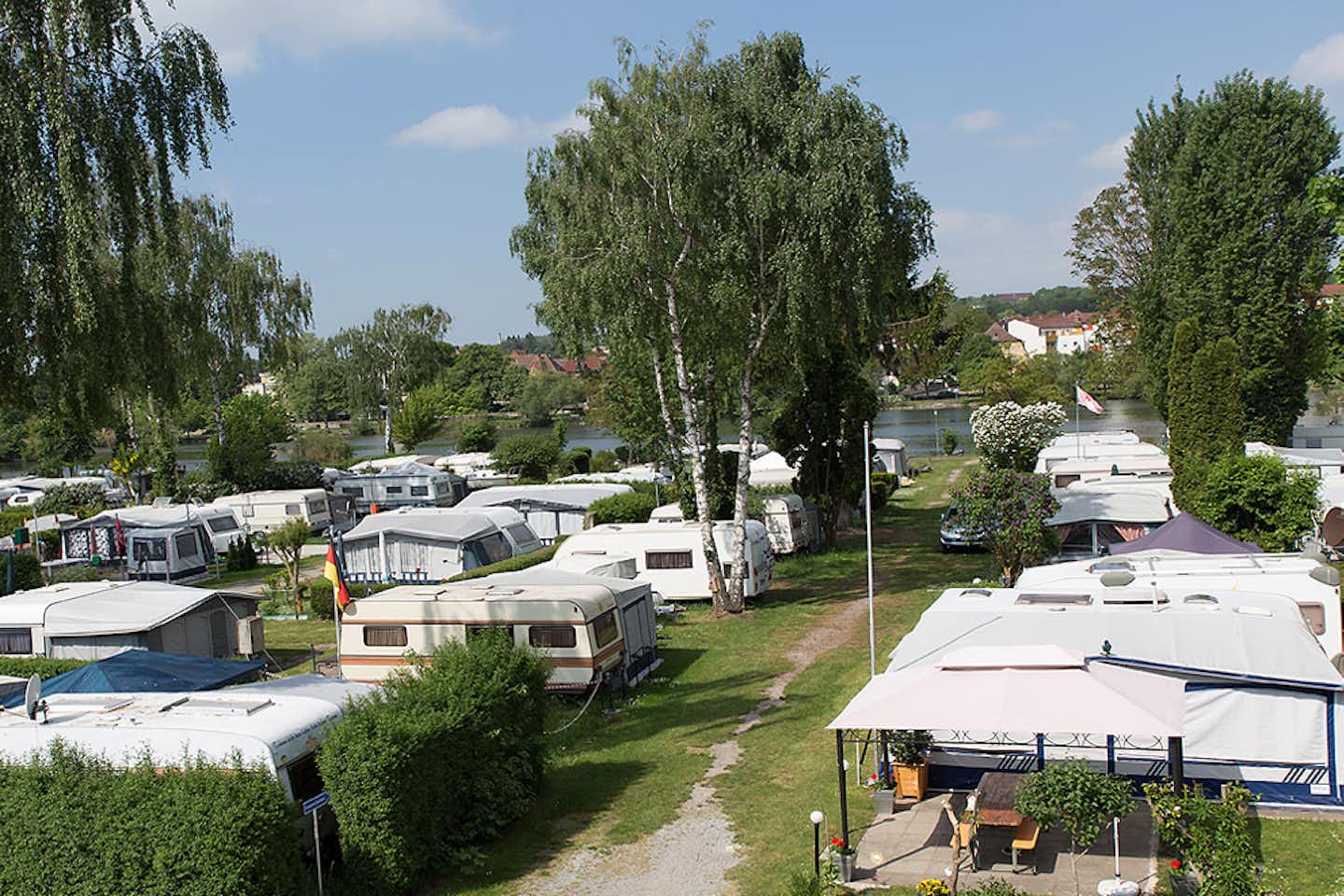 Campingplatz Schiefer Turm -  Wohnwagen- und Zeltstellplatz mit Blick auf den Main