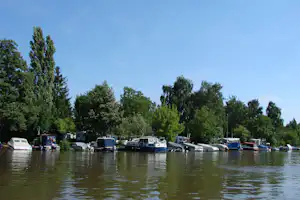 Campingplatz Schiefer Turm - Boote am Seeufer in der Nähe vom Campingplatz