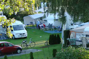 Campingplatz Schiefer Turm - Gäste auf dem gepflegten Wohnwagenstellplatz vom Campingplatz