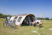 Campingplatz Schillig  -  Camper auf dem Wohnwagen- und Zeltstellplatz vom Campingplatz auf grüner Wiese