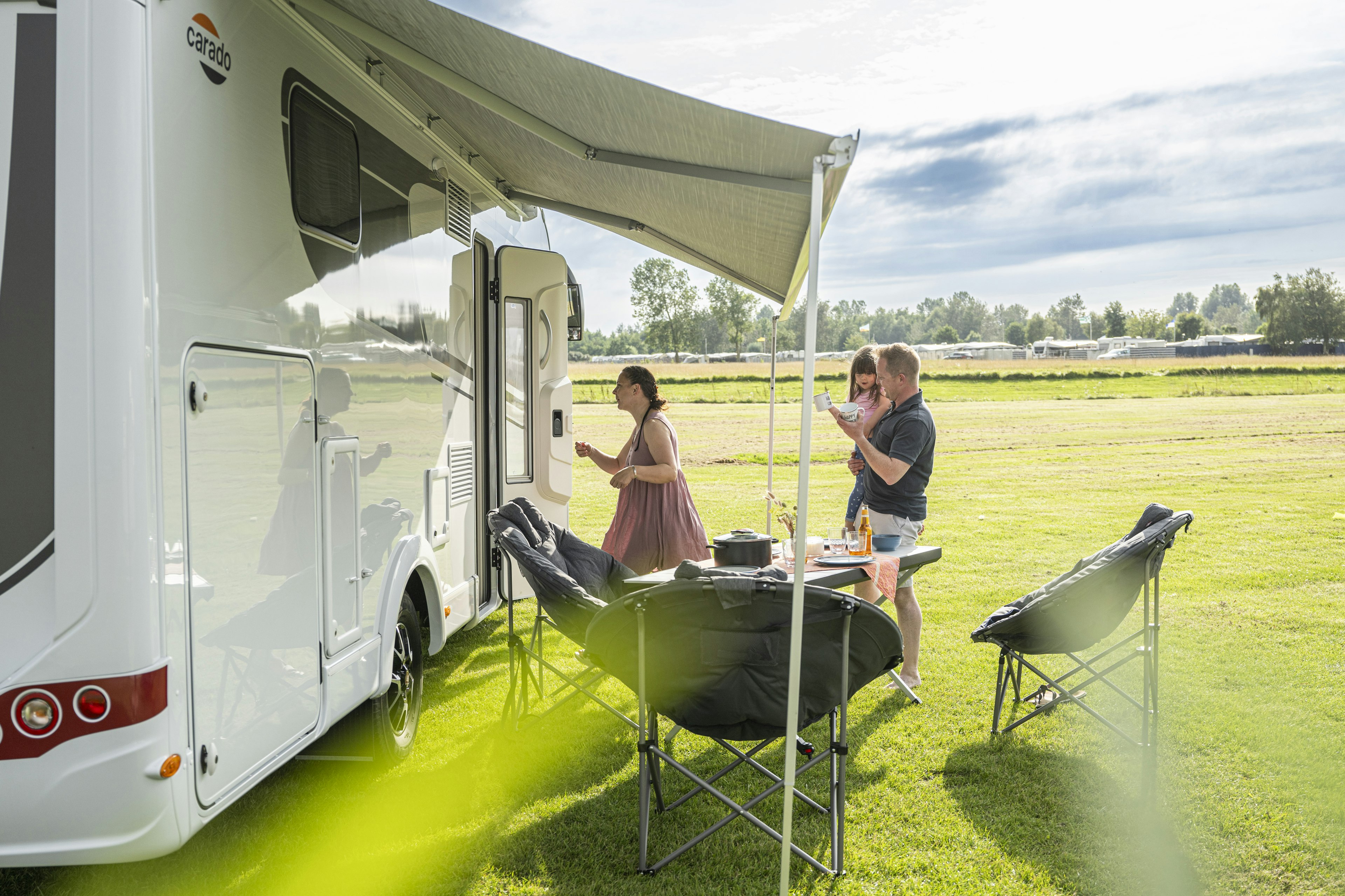 Campingplatz Schillig - Standplatz mit Wohnmobil und Familie auf weitläufiger grüner Wiese auf dem Campingplatz