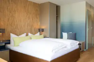 Campingplatz Schloss Helmsdorf - Schlafzimmer mit großem Doppelbett