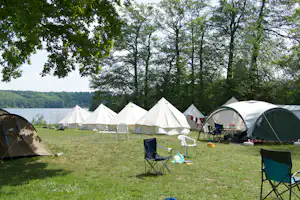 Campingplatz Schwalkenberg - Mobilheime und Zelte vom Campingplatz mit direktem Zugang zum See
