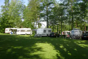 Campingplatz Schwalkenberg - Wohnwagen und Wohnmobile auf grüner Wiese im Schatten von Bäumen auf dem Campingplatz