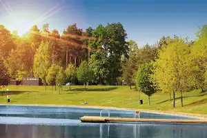 Freizeitzentrum Schwarzlsee Campingplatz Schwarzl-Freizeitzentrum - Blick auf das Wasser mit Badesteg