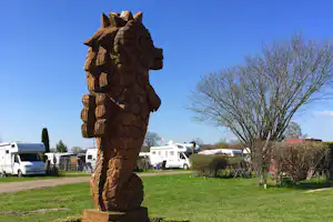 Campingplatz Seepferdchen - Wohnmobilstellplaetze-des-Campingplatzes-mit-Seepferdchenstatue
