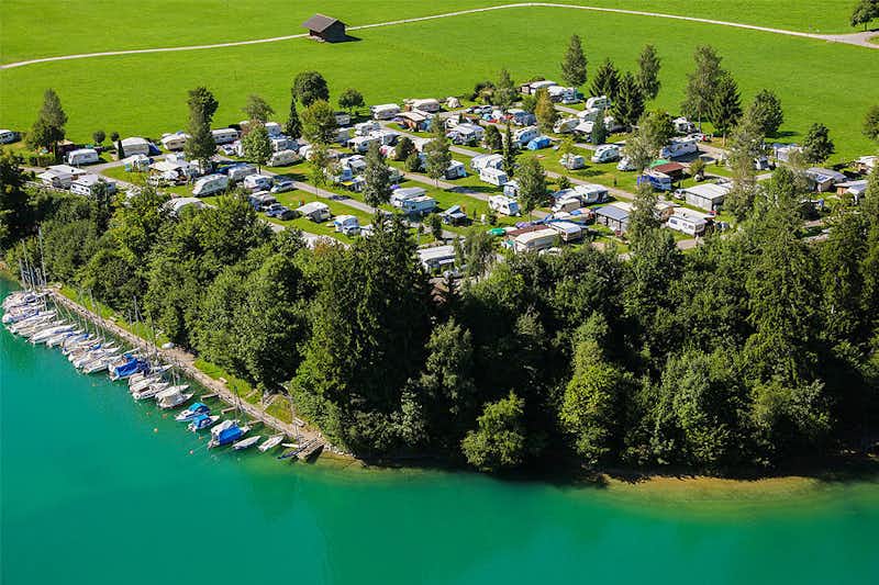 Campingplatz Seewang - Luftaufnahme auf den Campingplatz mit Blick auf den Bootsanleger und den Forggensee