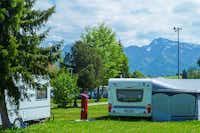 Campingplatz Seewang - Wohnwagen auf einem Stellplatz mit den Bergen des Allgäus im Hintergrund