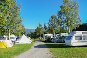 Campingplatz Seewang - Wohnwagen und Zelte auf den Stellplätzen