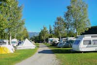 Campingplatz Seewang - Wohnwagen und Zelte auf den Stellplätzen
