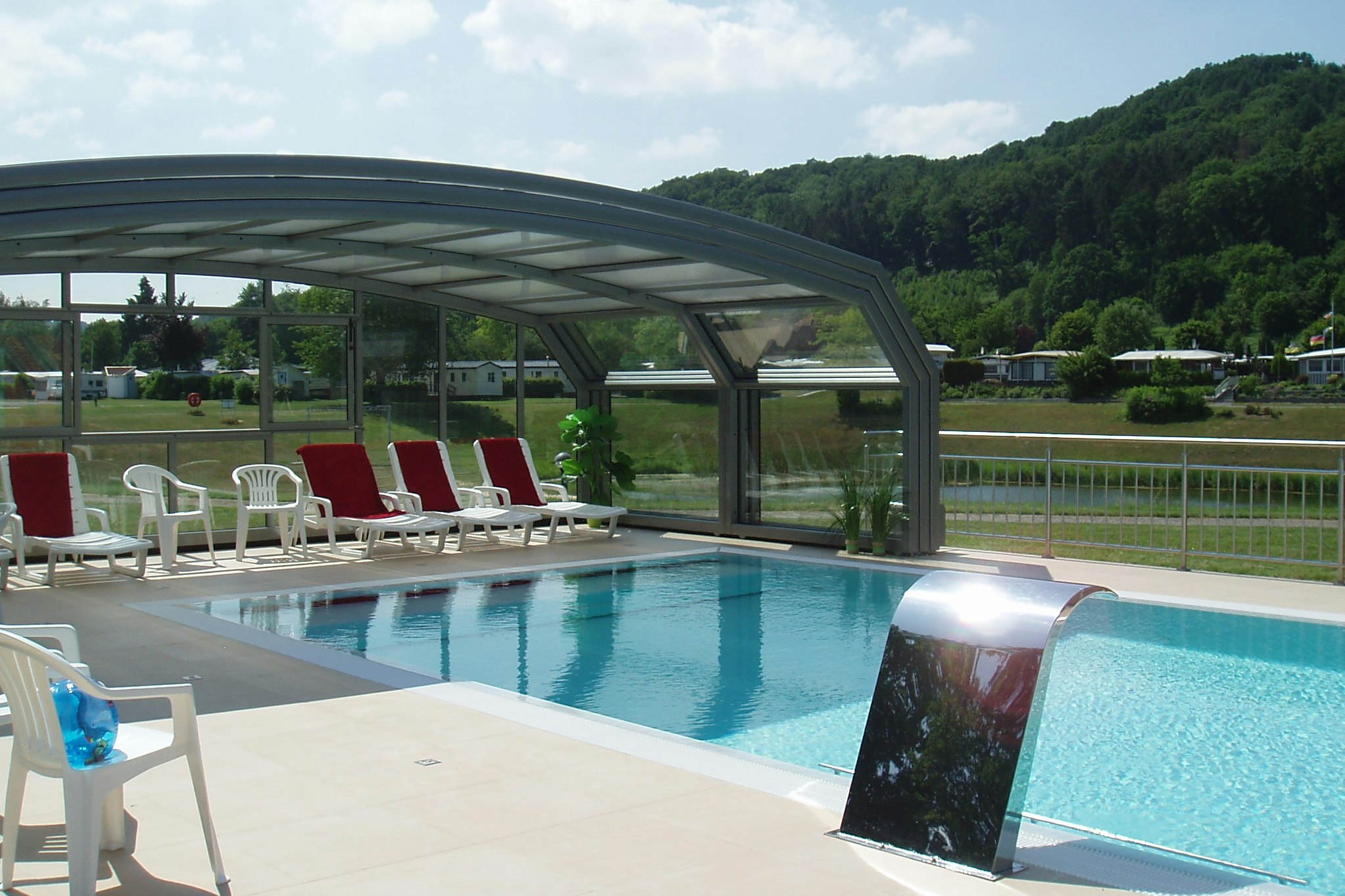 Campingplatz Sonnenwiese - Übderdachbares Schwimmbecken mit Sonnenliegen 