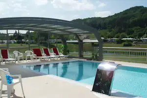 Campingplatz Sonnenwiese - Übderdachbares Schwimmbecken mit Sonnenliegen