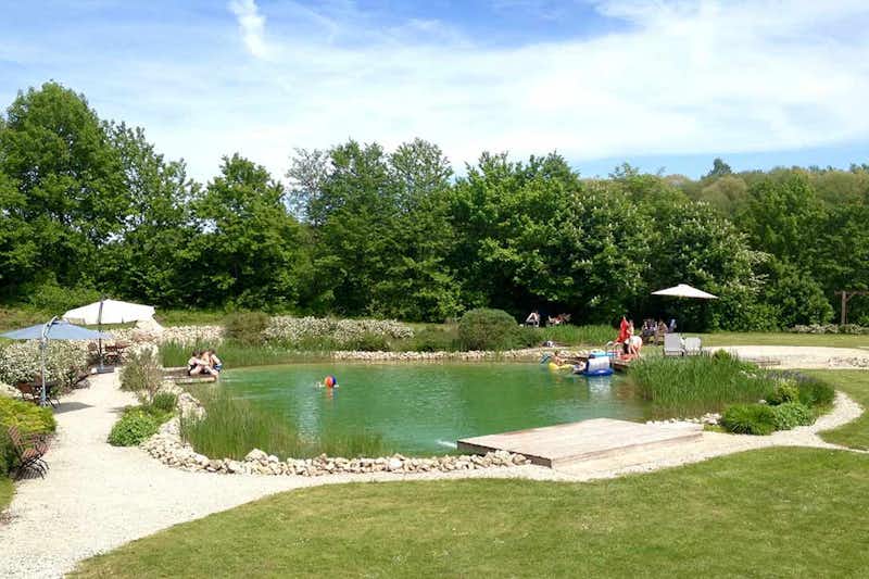 Campingplatz Sonnland  - Teich zum Baden auf dem Campingplatz im Grünen