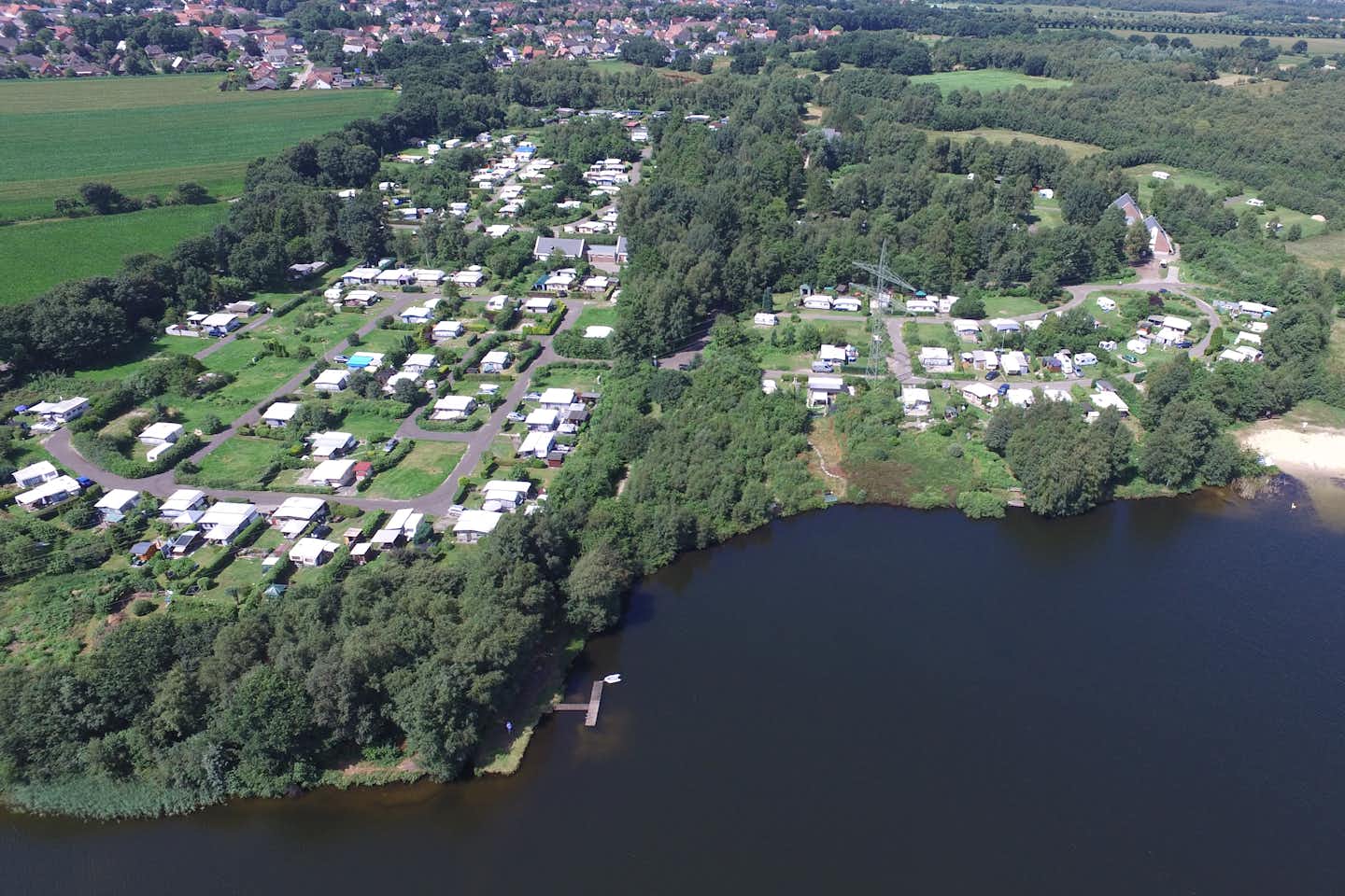 Campingplatz Spadener See - Luftaufnahme auf den Campingplatz und den Spadener See davor