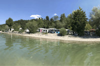 Campingplatz Sport-Ecke  - Blick vom See auf den Strand und den Stellplatz vom Campingplatz
