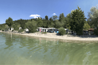 Campingplatz Sport-Ecke  - Blick vom See auf den Strand und den Stellplatz vom Campingplatz