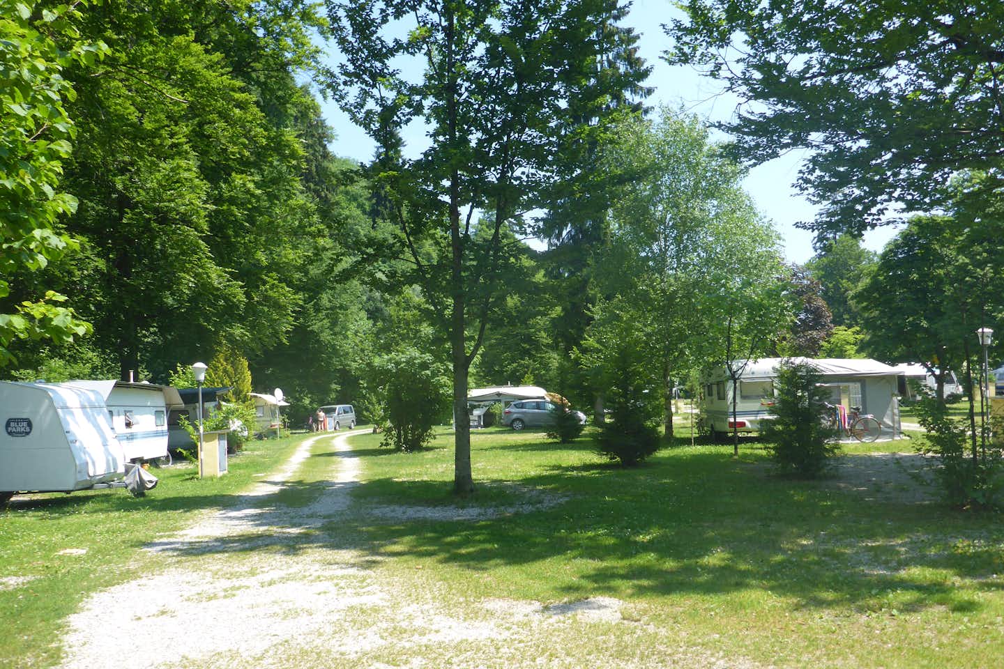 Campingplatz Staufeneck -  Wohnwagen- und Zeltstellplatz zwischen Bäumen auf dem Campingplatz