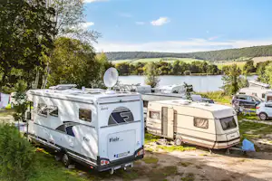 Campingplatz Stausee Hohenfelden - Wohnwagen auf dem Stellplatz mit Blick auf die Talsperre Hohenfelden