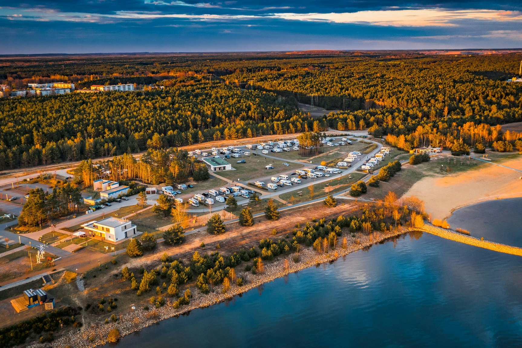 Campingplatz Sternencamp  - Luftaufnahme des Campingplatzes am Wasser