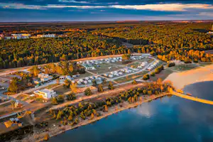 Campingplatz Sternencamp - Luftaufnahme des Campingplatzes am Wasser