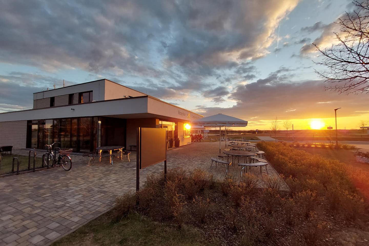 Campingplatz Sternencamp - Restaurant mit Terrasse bei Sonnenuntergang