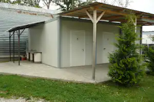 Naturcamping Aga am Strandbad Sanitärcontainergebäude mit überdachtem Spülbereich an der Außenseite
