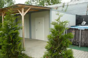 Naturcamping Aga am Strandbad Sanitärcontainergebäude und Aufstellpool