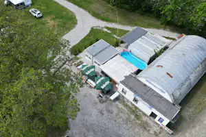 Naturcamping Aga am Strandbad Vogelperspektive auf das Hauptgebäude mit Biergarten und einem Aufstellpool
