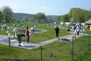 Campingplatz Strandbad Breitungen - Blick auf grünen gepflegten Minigolfplatz für Gäste vom Campingplatz