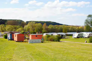 Campingplatz Strandbad Breitungen - Mobilheime auf grüner Wiese auf dem Campingplatz