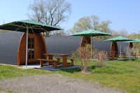 Campingplatz Strandbad Breitungen - Premium-Hütten mit Sonnenschirm und Gartentisch auf dem Campingplatz
