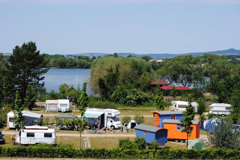 Campingplatz Strandbad Breitungen - Wohnwagenstellplätze vom Campingplatz mit Blick auf Wasser