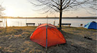 Campingplatz StroamCamp - Zeltwiese mit Blick auf den See bei Sonnenaufgang