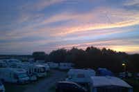 Campingplatz Südhörn - Wohnmobil un Wohnwagen Stellplaetze auf der Wiese am Sonnenuntergang
