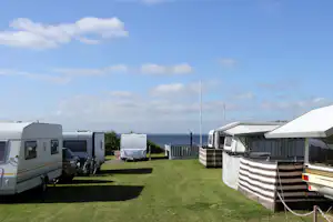 Campingplatz Südstrand - Wohnwagen- und Zeltstellplatz vom Campingplatz mit Blick auf die Ostsee