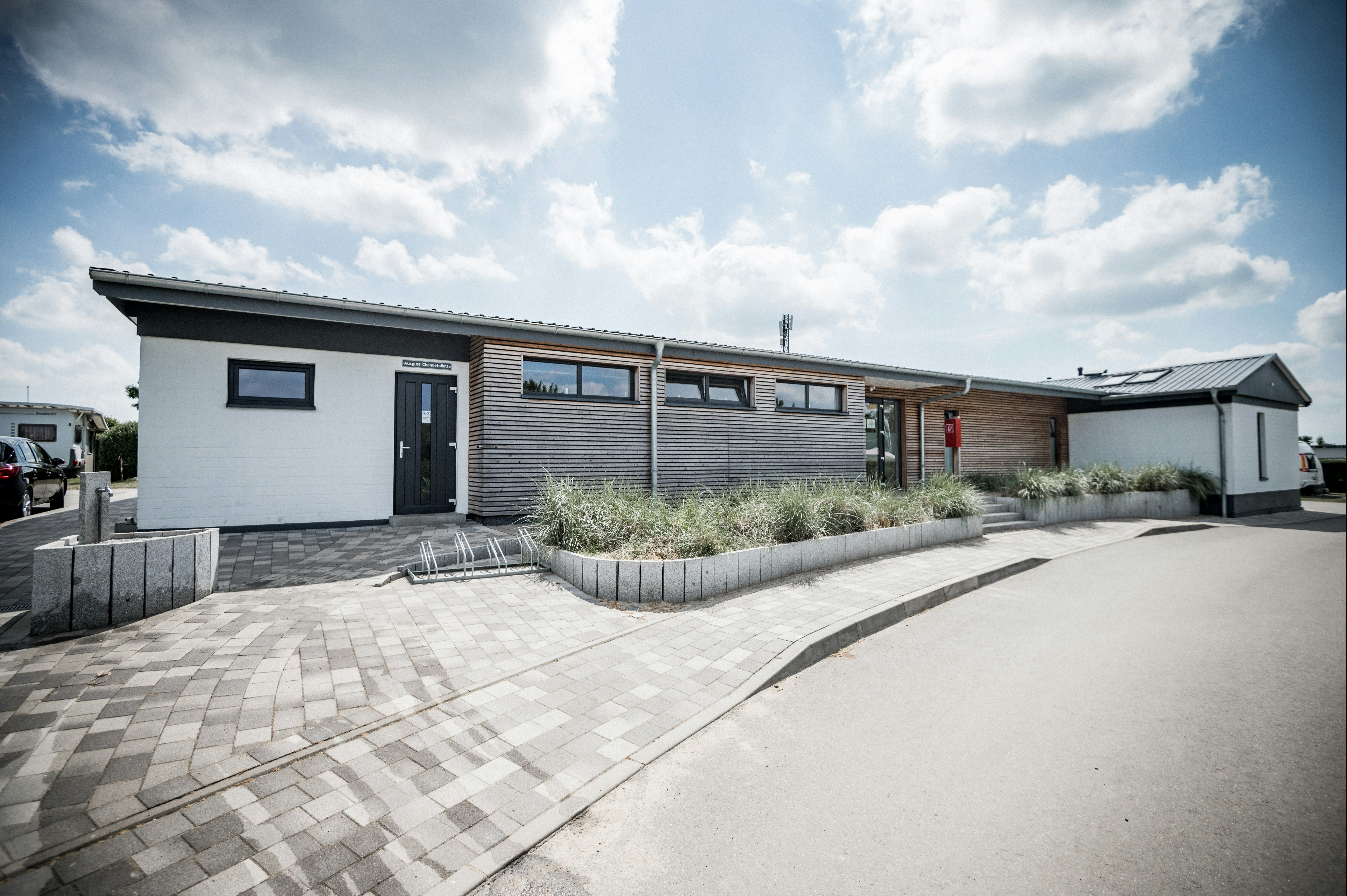 Campingplatz Sütel - Außenansicht des Sanitärgebäudes