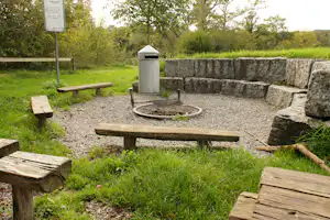 Campingplatz Sulz - Feuerstelle mit Sitzgelegenheiten auf dem Campingplatz