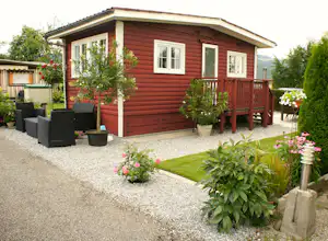 Campingplatz Sulz - Mobilheim mit Zierpflanzen auf dem Campingplatz