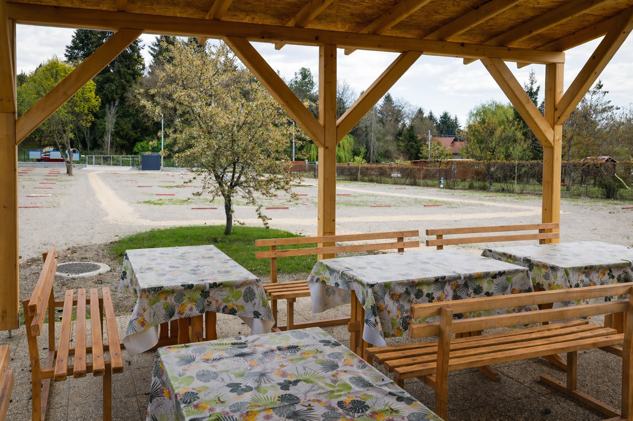 Campingplatz Szépasszony-völgy - Überdachte Terrasse mit Tischen und Stühlen