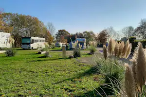 Campingplatz Tante Henni - Stellplätze im Grünen auf dem Campingplatz