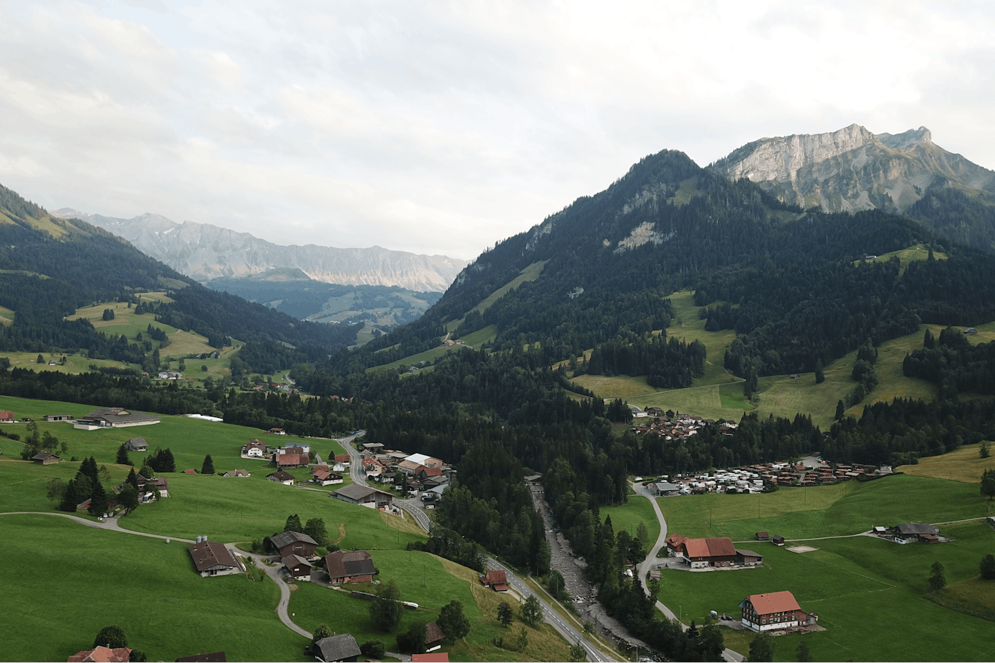 Campingplatz Thorbach - Panorama der grünen Berge und des Tals 