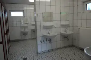 Campingplatz Trendelburg - Sanitärbereich vom Campingplatz mit Waschbecken, Spiegeln und Toilettenkabinen