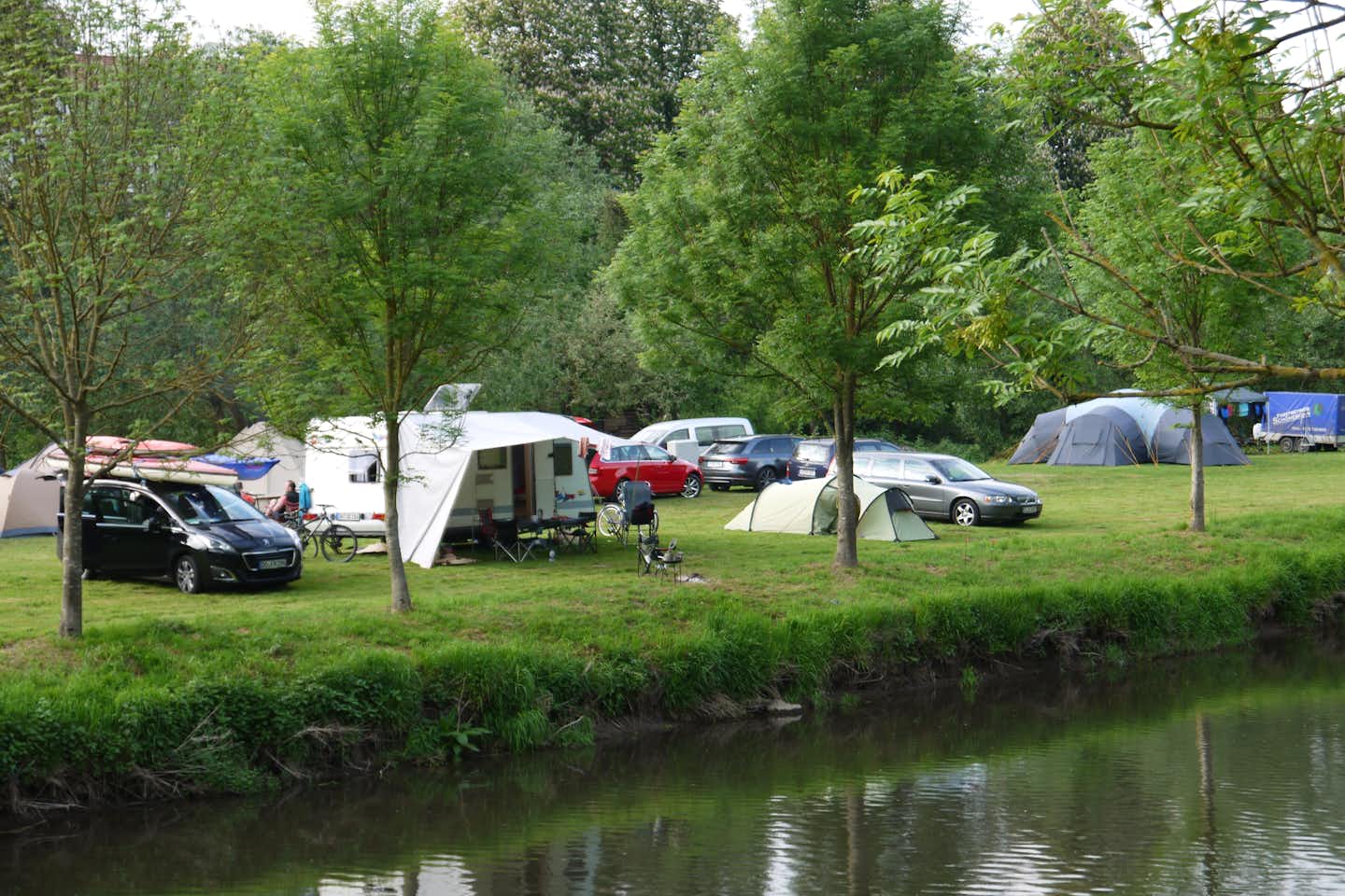 Campingplatz Trendelburg  -  Wohnwagen- und Zeltstellplatz vom Campingplatz direkt am Ufer des Flusses Diemel