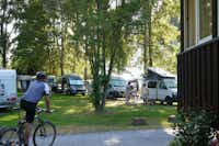Campingplatz Trendelburg  - Camper auf einem Fahrrad am Stellplatz vom Campingplatz im Grünen