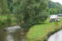 Campingplatz Trendelburg  - Kayak fahrende Camper auf dem Fluss am Campingplatz