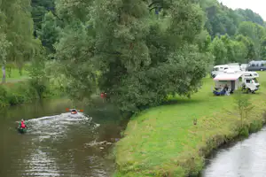 Campingplatz Trendelburg - Kayak fahrende Camper auf dem Fluss am Campingplatz