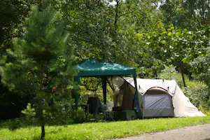 Campingplatz Trendelburg - Zelt auf dem Stellplatz vom Campingplatz auf grüner Wiese